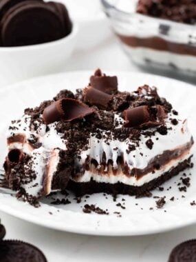 Oreo chocolate lasagna on a white plate.
